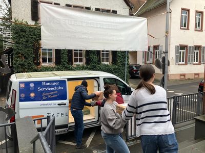101 Dalma..äh..Pakete gingen an die Hanauer Tafel!